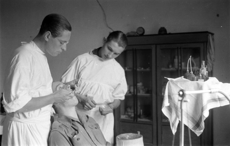 Banjoemas De tandarts van de V-Brigade, dr. H. Droege uit Tilburg bij zijn dage, Bestanddeelnr 377-1-1