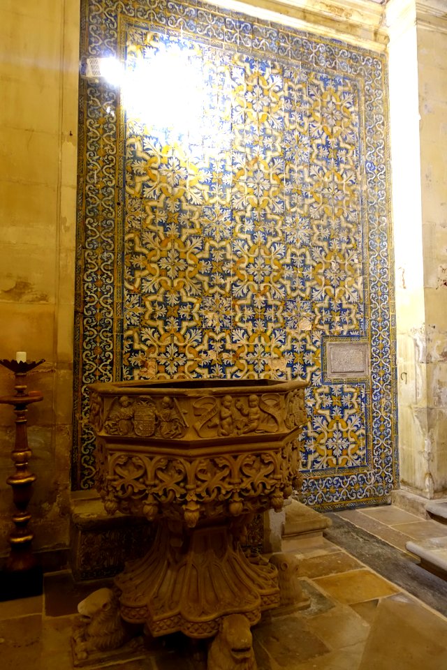 Baptismal font - Sé Nova de Coimbra - Coimbra, Portugal - DSC09340
