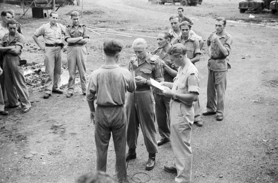 Banjoemas Voor een aantal militairen van de LTD 72 en 1-3 RI. te Banjoemas best, Bestanddeelnr 466-1-4