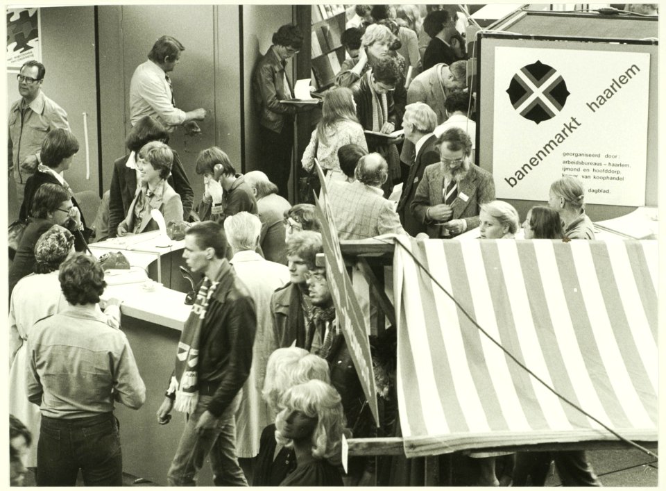 Banenmarkt in de Kennemer Sporthal i.v.m. de grote werkloosheid. NL-HlmNHA 5400465345