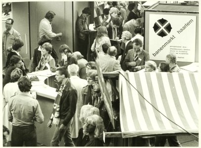 Banenmarkt in de Kennemer Sporthal i.v.m. de grote werkloosheid. NL-HlmNHA 5400465345