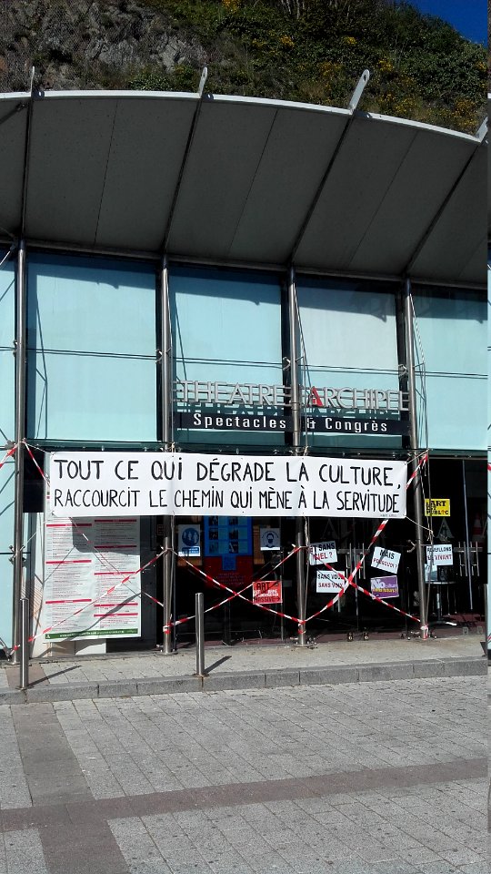 Banderole sur le Théâtre l'Archipel, Granville, France