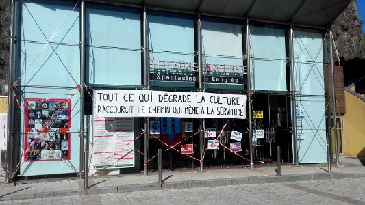 Banderole sur le Théâtre l'Archipel, Granville, France II