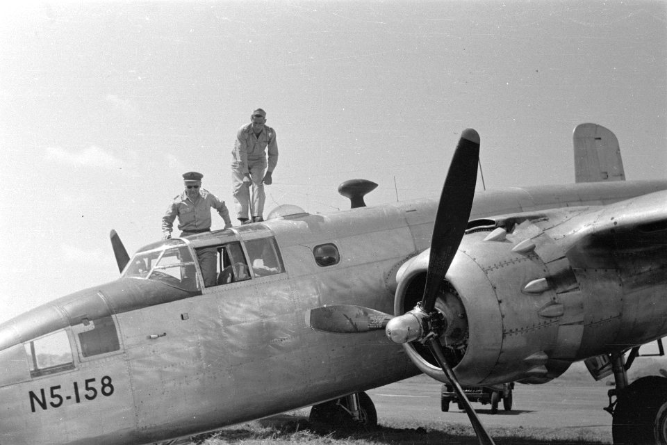 Bandoeng De Mitchell B-25 is van de startbaan geraakt. De neus wijst naar ben…, Bestanddeelnr 4209