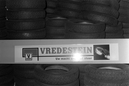 Banden met embleen van Vredestein, Bestanddeelnr 923-4693