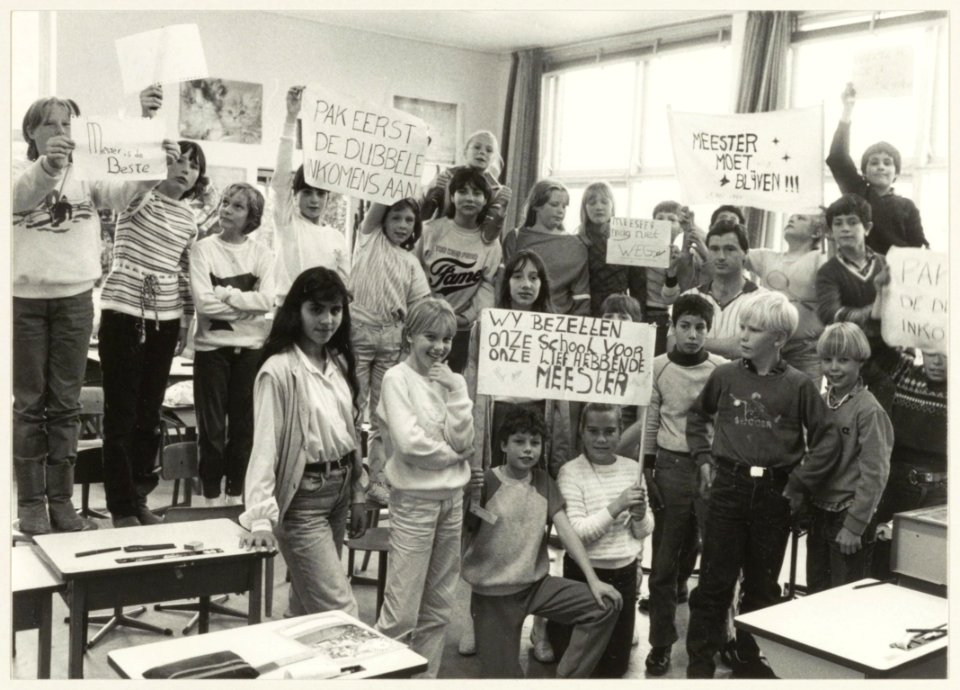 Bandoengstraat 47, Jan Gijzenschool. Protest van leerlingen i.v.m. het ontslag van meester Ronald Wyers wegens daling leerlingenaantal