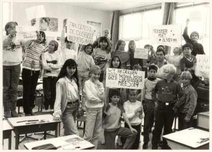 Bandoengstraat 47, Jan Gijzenschool. Protest van leerlingen i.v.m. het ontslag van meester Ronald Wyers wegens daling leerlingenaantal