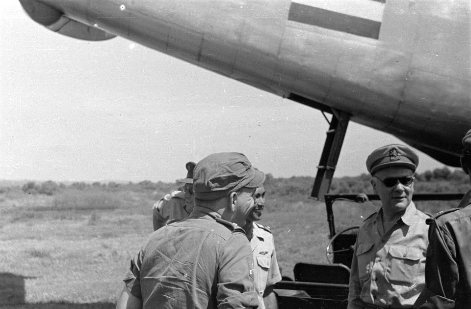Bandoeng De Mitchell B-25 is van de startbaan geraakt. De neus wijst naar ben…, Bestanddeelnr 4212