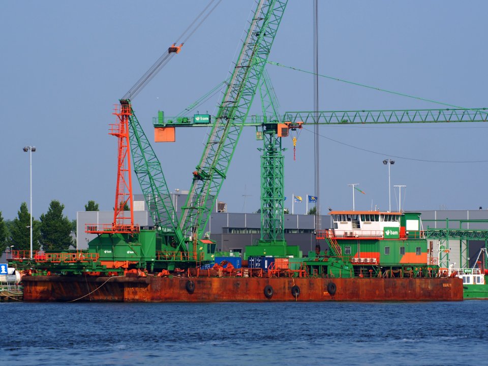 BAM kraanponton Marlin IMO 7605653, met Manitowoc kraan