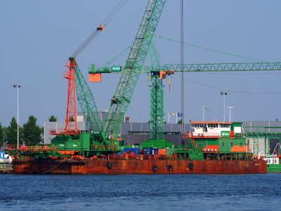 BAM kraanponton Marlin IMO 7605653, met Manitowoc kraan
