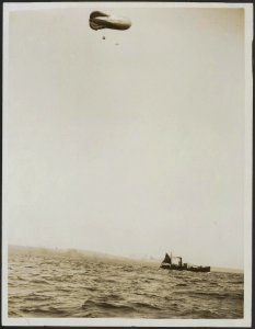 Balloons with the Fleet. Balloons being transported by means of a drifter, Bestanddeelnr 158-2712