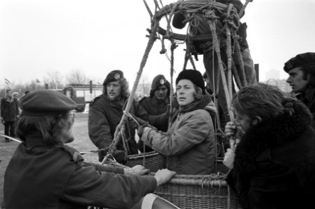 Ballonvaarder J. Boesman en echtgenote maken tocht met ballon Nimbus als start v, Bestanddeelnr 926-1600
