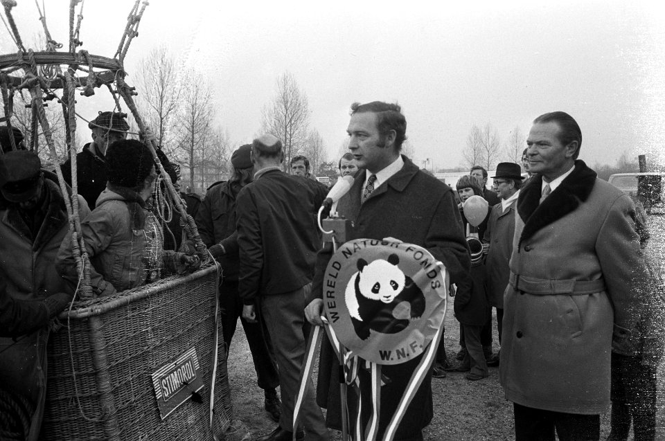 Ballonvaarder J. Boesman en echtgenote maken tocht met ballon Nimbus als start v, Bestanddeelnr 926-1598