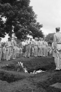 Bandoeng Op het ereveld aan de Parkweg te Bandoeng worden onder grote belangste, Bestanddeelnr 1533-3-1