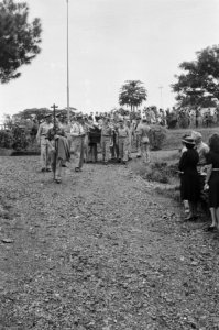 Bandoeng Op het ereveld aan de Parkweg te Bandoeng worden onder grote belangste, Bestanddeelnr 1533-1-5