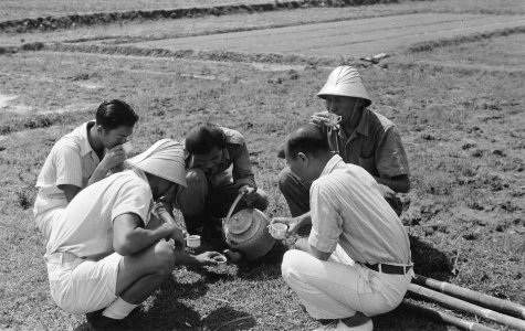 Bandoeng Rekruten van het Chinese Veiligheidscorps Pao An Tui drinken thee tijd, Bestanddeelnr 380-2-1