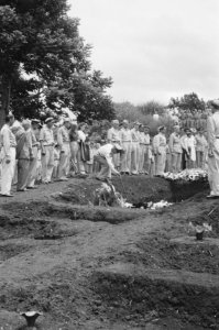 Bandoeng Op het ereveld aan de Parkweg te Bandoeng worden onder grote belangste, Bestanddeelnr 1533-3-2