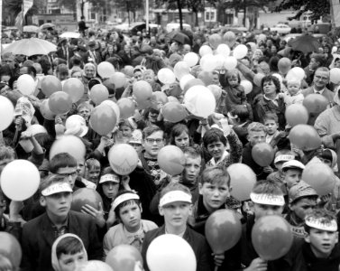 Ballonwedstrijd op de Noordermarkt ter gelegenheid van het 350-jarig bestaan van de Jordaan, Bestanddeelnr 915-4778