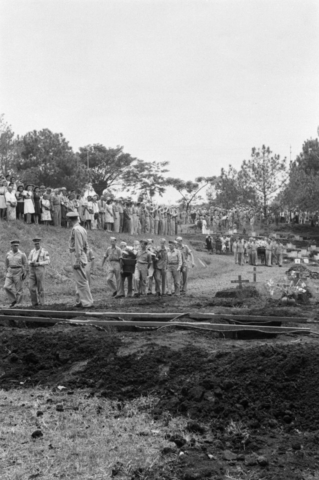 Bandoeng Op het ereveld aan de Parkweg te Bandoeng worden onder grote belangste, Bestanddeelnr 1533-1-6