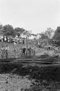 Bandoeng Op het ereveld aan de Parkweg te Bandoeng worden onder grote belangste, Bestanddeelnr 1533-1-6