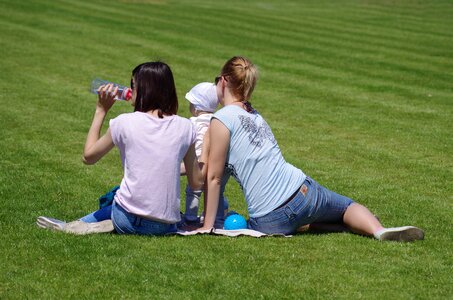 Family lawn sit
