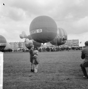 Ballonrace in Utrecht, het van start gaan van de Engelse deelnemers, Bestanddeelnr 916-5611