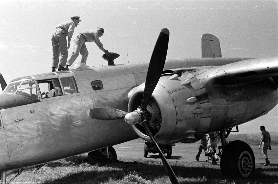 Bandoeng De Mitchell B-25 is van de startbaan geraakt. De neus wijst naar ben…, Bestanddeelnr 4210