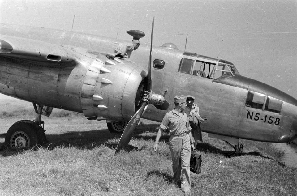 Bandoeng De Mitchell B-25 is van de startbaan geraakt. De neus wijst naar ben…, Bestanddeelnr 4211