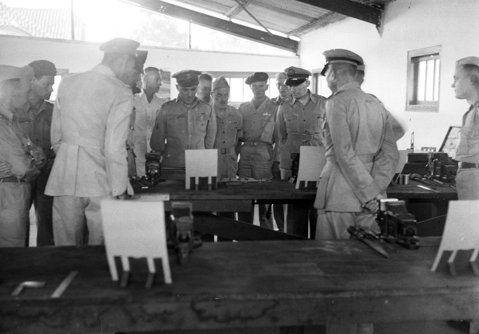 Bandoeng. In aanwezigheid van tal van militaire autoriteiten werd de Centrale L., Bestanddeelnr 13977