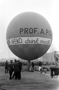 Ballonvaarder J. Boesman en echtgenote maken tocht met ballon Nimbus als start v, Bestanddeelnr 926-1599