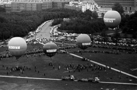 Ballonvaarders boven Den Haag , rechts de ballon van de heer Boesman, Bestanddeelnr 914-4298