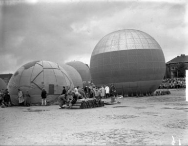 Ballonrace Amsterdam vullen met cylinders, Bestanddeelnr 904-1621