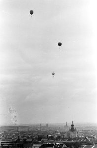 Ballonvaarders boven Den Haag , rechts de ballon van de heer Boesman, Bestanddeelnr 914-4299