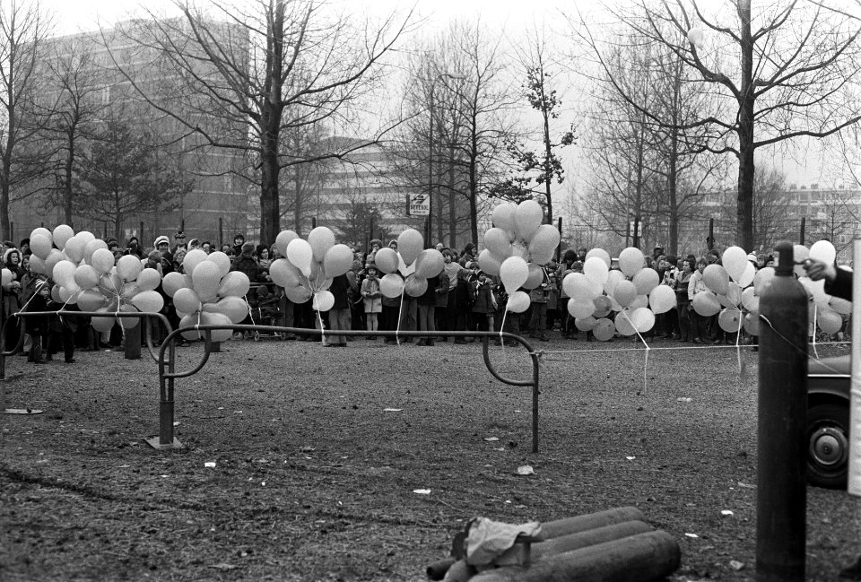 Ballonvaarder J. Boesman en echtgenote maken tocht met ballon Nimbus als start v, Bestanddeelnr 926-1605