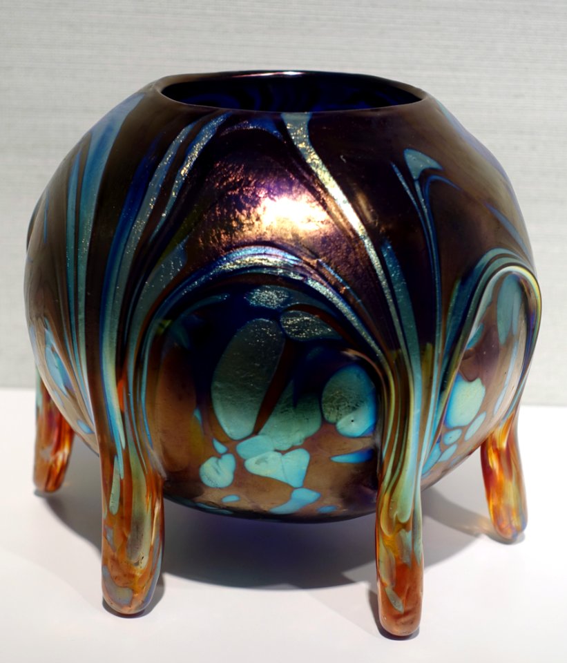Ball-shaped vase with feet, Firma Johann Loetz Witwe, Klostermuhle Bohmen, c. 1900, glass - Hessisches Landesmuseum Darmstadt - Darmstadt, Germany - DSC00841