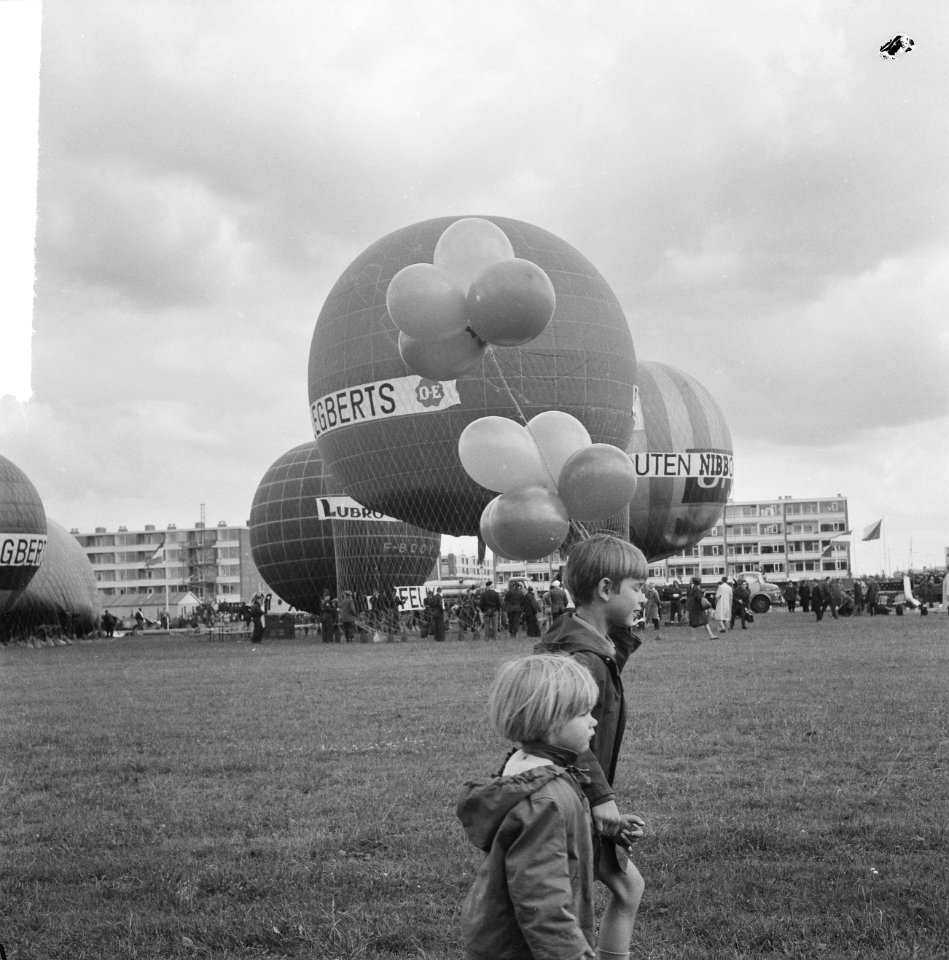 Ballonrace in Utrecht, hier twee jeugdige bezoekertjes, Bestanddeelnr 916-5608