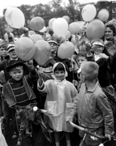 Ballonwedstrijd op de Noordermarkt ter gelegenheid van het 350-jarig bestaan van de Jordaan, Bestanddeelnr 915-4779