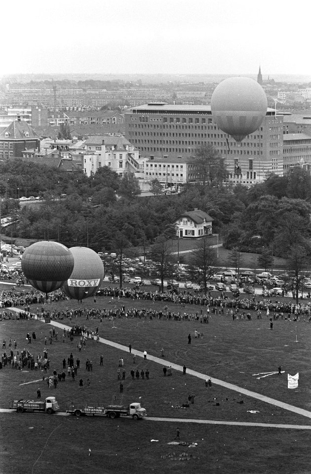 Ballonvaarders boven Den Haag , rechts de ballon van de heer Boesman, Bestanddeelnr 914-4300