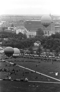 Ballonvaarders boven Den Haag , rechts de ballon van de heer Boesman, Bestanddeelnr 914-4300