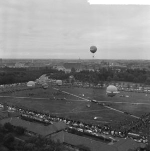 Ballonvaarders boven Den Haag , rechts de ballon van de heer Boesman, Bestanddeelnr 914-4301