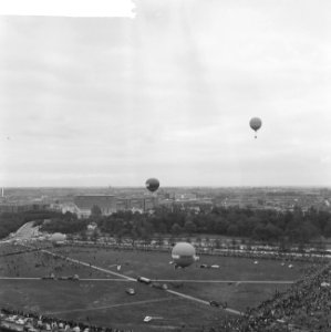 Ballonvaarders boven Den Haag , rechts de ballon van de heer Boesman, Bestanddeelnr 914-4302