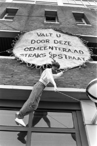Bandweerprotest tegen de bezuinigingen vangzeil met vallend slachtoffer bij kaz, Bestanddeelnr 932-7151