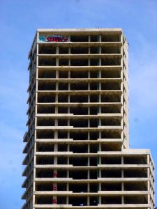 Barcelona - Edificio Diagonal Mar i Cel u Oficines Illa Forum (edificio sin terminar y abandonado en la Rambla de Prim 6-12) (2)