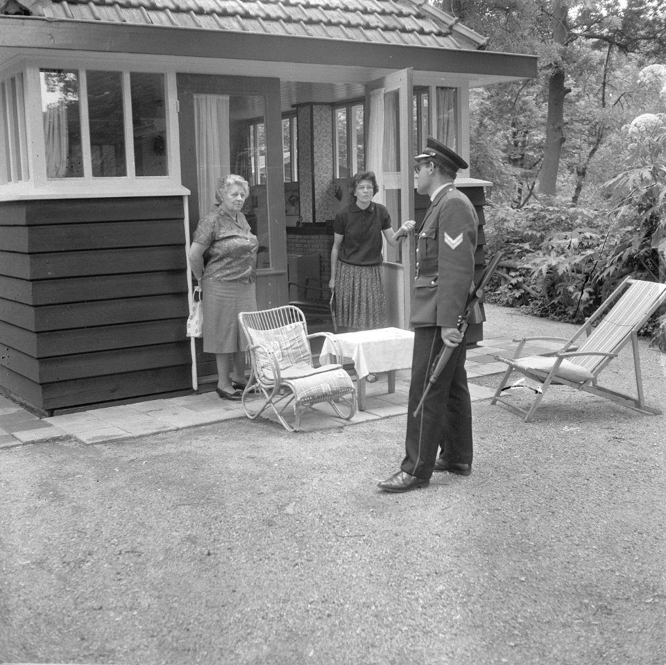 Bankoverval te Rotterdam, huiszoeking in de zomerhuisjes rond de Honingerdijk, Bestanddeelnr 919-2455