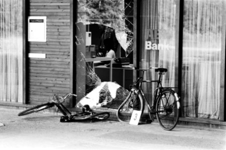 Banken, overvallen, verwoestingen, Bestanddeelnr 930-3587