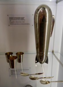 Bar shaker set, Model 894384, Zeppelin, designed by Gustav Mossmer, Offenbach Main, Germany, 1924, chrome-plated brass - Museum für Angewandte Kunst Köln - Cologne, Germany - DSC09503