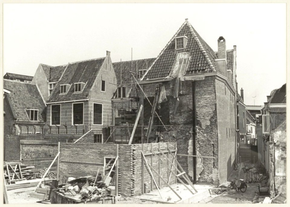 Bank van lening tijdens de restauratie, ziende vanuit de Gortestraat naar het oosten. NL-HlmNHA 54010441