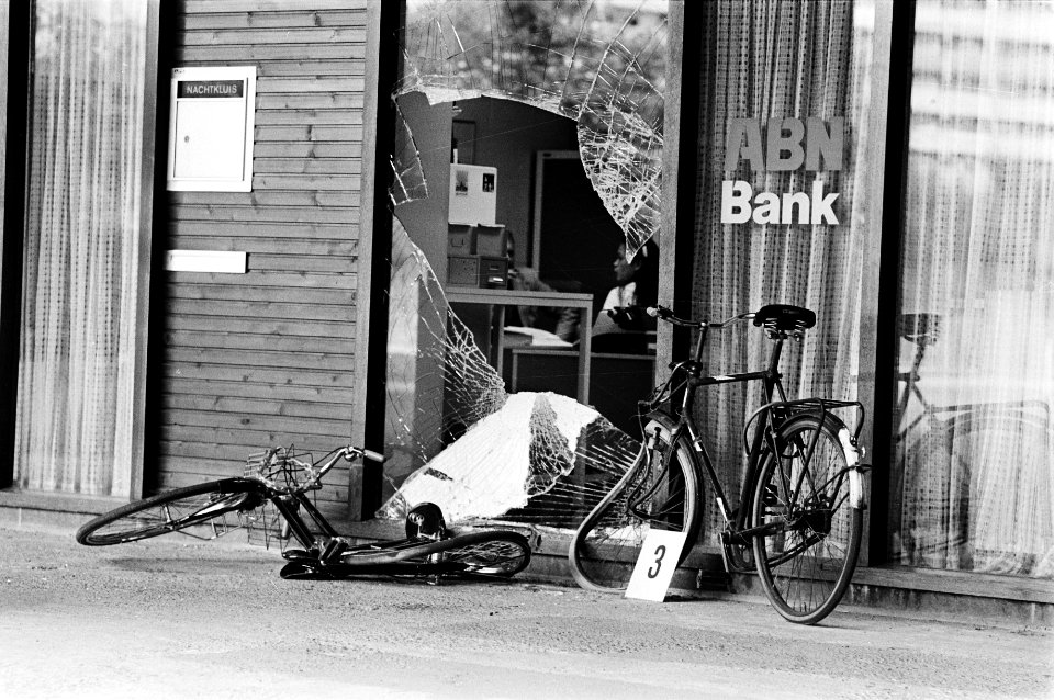 Banken, overvallen, verwoestingen, Bestanddeelnr 930-3586