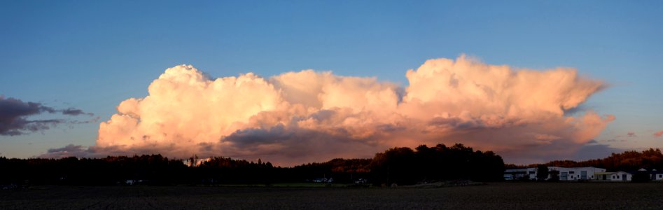 Bank of pink clouds over Gåseberg 1 photo