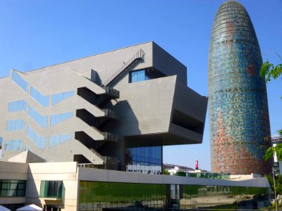 Barcelona - Disseny Hub Barcelona (Museu del Disseny de Barcelona) y Torre Agbar 2